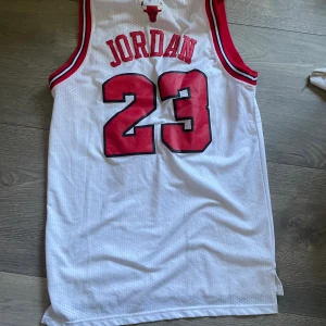 Michael jordan linne äkta  - Säljer mitt jordan linne som är storlek S men passar som M 