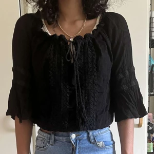 Svart blus - Säljer den här då den inte kommer till användning längre!