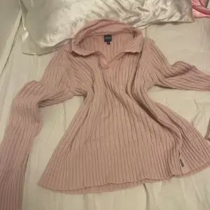 Fin rosa tröja som endast är använd ett fåtal gånger. Färgen framkommer inte helt på bilden, men den är en klar ljusrosa färg. Storlek M från märket Cecil. Kom privat vid frågor 🎀