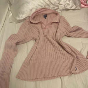 Rosa topp🎀 - Fin rosa tröja som endast är använd ett fåtal gånger. Färgen framkommer inte helt på bilden, men den är en klar ljusrosa färg. Storlek M från märket Cecil. Kom privat vid frågor 🎀