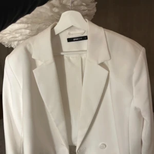 Kort kavaj  - Från Gina Tricot storlek M