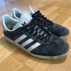 Adidas Gazelle - Snygga Adidas Gazelles perfekta som lite billigare skor till sommaren i bra skick inga defekter bara lite smutsiga. Skriv om ni har frågor.