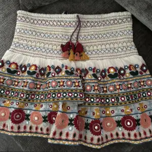 Jätte populär och fin kjol från zara! Köptes förra våren men används inte längre💞💞 Skriv gärna om du har några frågor❣️