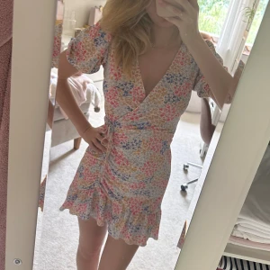 Färgglad klänning 🎀 - säljer en fin klänning som är färgglad i väldigt fint skick. Köpte för några år sedan. Parfekt för sommaren🩷 storlek S. Tryck gärna på köp nu 🎀