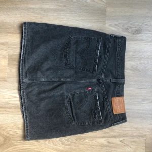 Levi’s jeanskjol i sliten modell - Fint skick, använd fåtal gånger