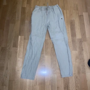 PompDeLux linnebyxa är perfekt skick 10/10  - PompDeLux linnebyxa aldrig använt är jättebra till sommaren Stockholmsstil och sen så är dom i storlek 158/164 vilket är typ S/XS