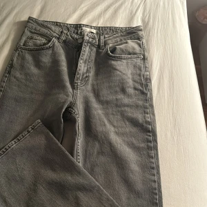 Jens  - Ett par fina Jens från Gina sitter som en smäck där bak 