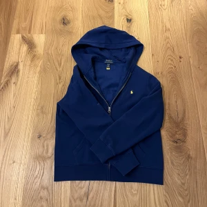 Polo Ralph Lauren zip hoodie - Säljer den här feta zip hoodien från Polo Ralph Lauren. Tröjan passar mig som är 170 cm lång. Plaggets skick är 9/10 och använd endast fåtal gånger. Nypris 1200kr, mitt pris 649kr. Skriv vid fler frågor! Priset kan diskuteras.💪🏻