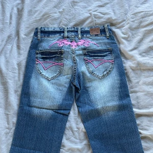 Crazy age!! - Super fina byxor som är helt oanvända. Innebenslängden: 83 ungefär Midjemått: 34 rakt över. Skit snygga men ingen för mig! Dom är låga i midjan. Hör av dig om du har frågor eller vill ha fler bilder! Svarar innom 10 timmar!❤️