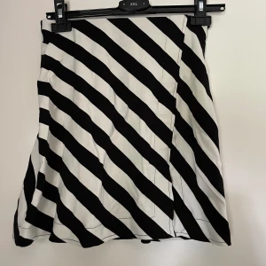 Randig kjol - Svart och vit randig kjol storlekt XS från H&M