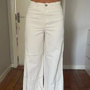 Vita Zara jeans i storlek M. Super söta och relativt sparsamt använda. 