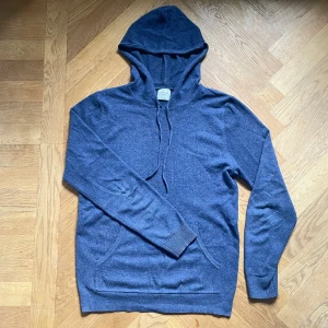 John Henric, kashmir hoodie - Tja! Säljer min skit snygga marinblå John henric hoodie i 100% kashmir. Modelen säljs inte längre, nypris 2499kr Tröjan är i bra skick utan fläckar eller hål, lite nopprig men inget som märks. Skriv till mig vid frågor och funderingar!