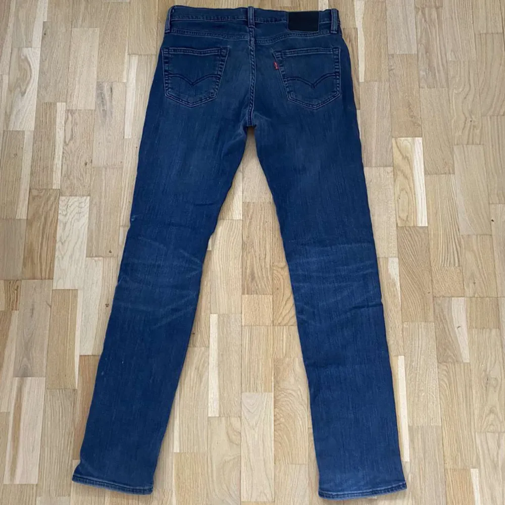 Tjenare! Jag säljer ett par Levis jeans i storlek 30W 32L dem är i väldigt bra skick skulle säga 9/10 tveka inte på att höra av dig om du undrar något! 😃👌😍. Jeans & Byxor.