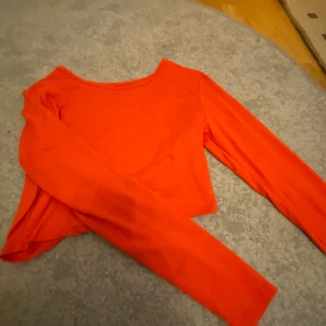 Långärmad röd tröja! - Jätte fin långärmad tröja!💞 aldrig använd eftersom att den sitter lite tajt på mig! Men annars tycker jag den är jättefin.