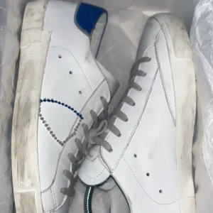 Philippe Model skor - Säljer ett par riktigt fräscha fhilippemodel. In köpta på minto för 4400kr skick 9/10  Äkta 100% Den här färgen säljs ej på kicks and stuff  Jag är öppen med byten 