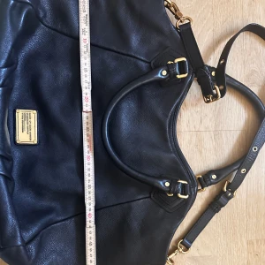 Marc by marc Jacob, classic Q Francesca - Säljer nu min älskade väska. Använd otroligt sparsamt, så den är så gott som ny. Dustbag ingår.  Skriv för fler bilder, reg nummer, frågor etc.  ❤️