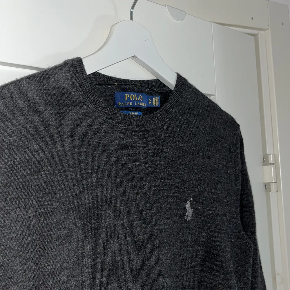 Säljer denna fint stickade merinoull tröja från Ralph Lauren. Size small, nypris runt 2000kr. Mycket fint skick. . Tröjor & Koftor.