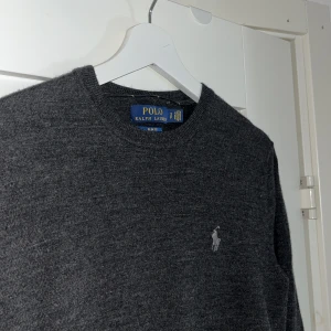 Ralph Lauren Tröja  - Säljer denna fint stickade merinoull tröja från Ralph Lauren. Size small, nypris runt 2000kr. Mycket fint skick. 