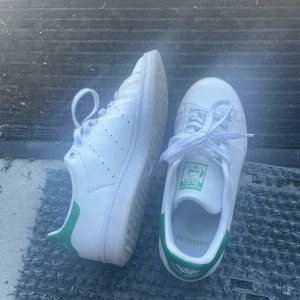 Stan Smith Sneakers - Säljer nu dessa skor då de inte kommer till användning. Nypris 1200 Säljer för 300 kr.