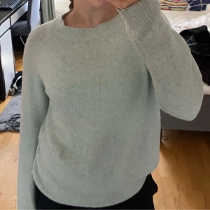 Stickad tröja ONLY  - Säljer denna fina stickade tröja från ONLY pga att den inte används längre! Köptes för ca 1,5 år sedan men har inga stora defekter. Köptes för 349kr och säljs för 50kr + frakt 💞