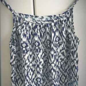 Söt topp - Säljer denna jätte söta blå top då den är för stor❤️ strlk s🙌