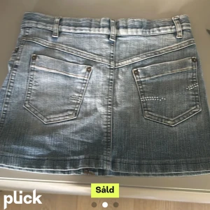 Jeans kjol - Säljer då den är för liten för mig❤️ Midjemått: 34 cm Använd inte köp nu funktionen!