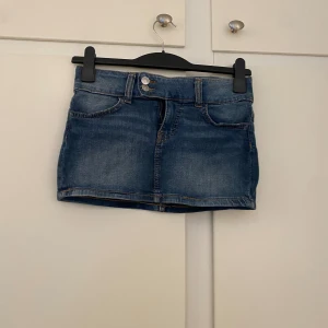 Jeans kjol - Söt minikjol från hm, för liten för mig så den är aldrig använd😊