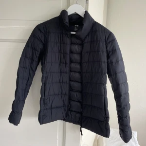 Lätt dunjacka - Perfekt jacka att ha exempelvis under en skaljacka. Använd ett fåtal gånger och i fint skick.