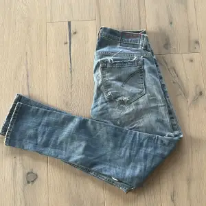 Säljer dessa sjukt snygg jeans från märket DondUp! De är i använt skick, men slitningarna är en del av designen! Skriv gärna för fler bilder eller eventuella frågor // Fabian 