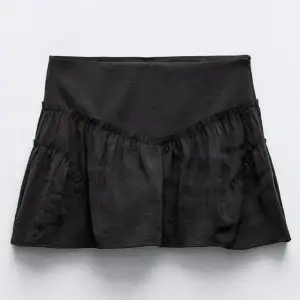 Svart kjol med shorts under ifrån Zara i strl M, lågmidjad, superlik Isabel marant kjolen 🖤