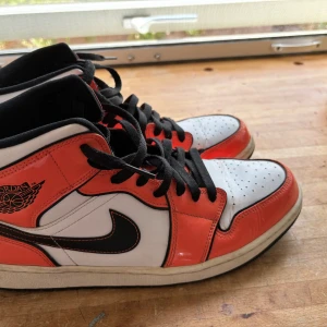 Air Jordan Mid Turf Orange - Jordans Mid turf orange se. Dom är använda x gånger. Pris kan diskuteras org pris 3000kr 