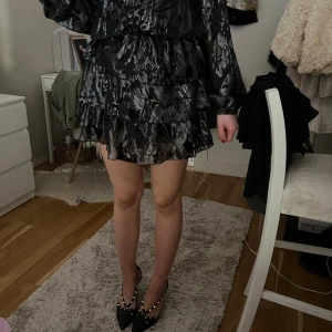 Zara klänning - Säljer denna assnygga klänning från zara. Pris sänkning vid snabbt köp❤️