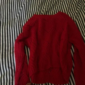 Röd stickad tröja - Röd stickad tröja. Super fin! Går ej ty köpa längre, sitter oversized! Använd gärna köp nu!