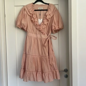 By Malina - Oanvänd jättefin By Malina klänning. Str L