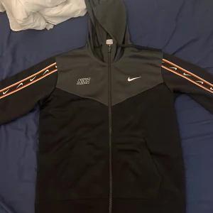Nike hoodie - Skön tun men värme behålande tröja perfekt på våren, hösten och sommar kvällar! 