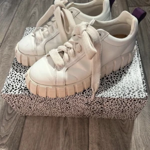 Eytys 41 - Jättefina Eytys i storlek 41, finns några skavanker som syns på bilderna ovan annars fint skick👌 Köpare står för frakten