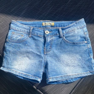 Shorts med små stenar❤️ - Säljer dessa fina shorts med små diamanter på eftersom jag köpte dom på plick för något år sen och har använt dom typ 2 gånger😁Dom passar folk som har S/M och är i fint skick. skriv till mej för fler bilder❤️Pris kan diskuteras 😁