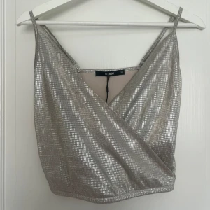 Topp från bikbok - Festlig topp från bikbok i strl xs. Oanvänd med prislappen kvar.