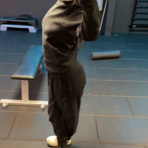 Nike tech sett - Säljer detta fina och sköna Nike tech settet i storlek M i byxorna och S i tröjan. Har tyvärr blivit för litet , de är jätte skönt och snyggt. 1000kr per del 1800 för båda 