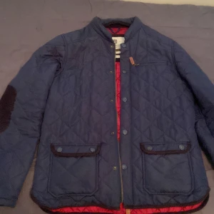 Wooden Barrel jacka  - Jag säljer denna Wooden Barrel Jacka i en jättefin marinblå eftersom den inte kommer till användning av min bror, bra skick!