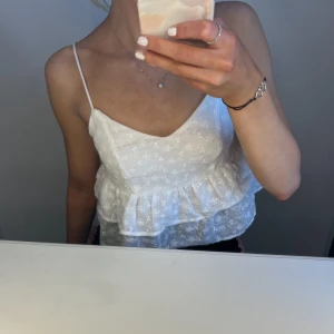 Vit topp🤍 - Säljer denna vita gulliga topp då den inte kommit till användning💞