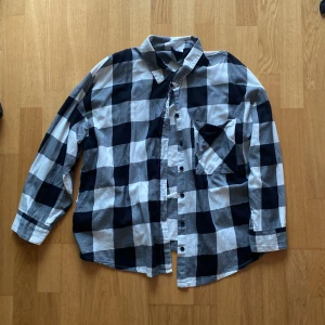 Rutig skjorta - En svart, vit och grå rutig skjorta från H&M.