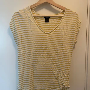Randiga T-shirts small - Två st! Storlek small 