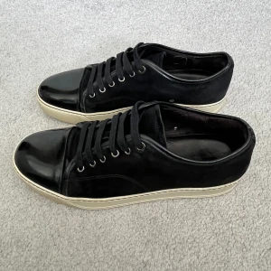 Lanvin Cap Toe - Tja! Nu säljer jag detta sjukt snygga och trendiga glansiga Lanvin cap toe i denna eftertraktade färg! | Skick: 9.5/10 | Storlek: UK 8, är som 42 | Nypris: 5000kr, säljs för 2599kr | Dustbag tillkommer