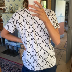 T-shirt Zara - T-shirt från Zara i storlek S