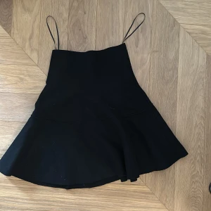 Kjol - Typ i stickad material. Högmidja som går att vicka ner. Knappt använd. 