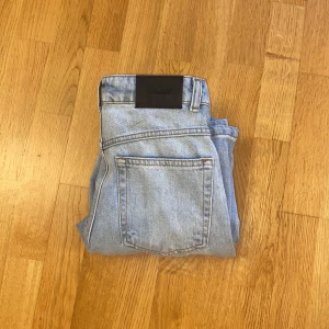 Grunt jeans ljusblåa 9/10 skick - Bra skick använt 1 gång dom är i storlek 27 skulle säga S dom är loose men inte men dom sitter otroligt fint och rakt 