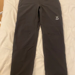  Haglöfs byxor  - Ett par dam Haglöfs byxor ifrån XXL. Köptes förra året och tog på mig den endast en gång eftersom att den var stor i storleken. Passar perfekt till hösten tjejer. För mer frågar skriv privat!