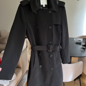 Svart trenchcoat hm  - Helt ny, märke H&M  Storlek xs   