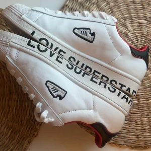 adidas superstar valentine 2020 - Skorna är helt nya endast provade men var för små, kartongen finns ej kvar tyvärr